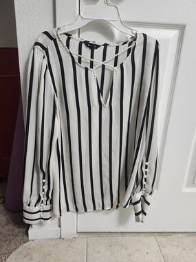Express Black & White Striped Long-Sleeve V-Neck Blouse